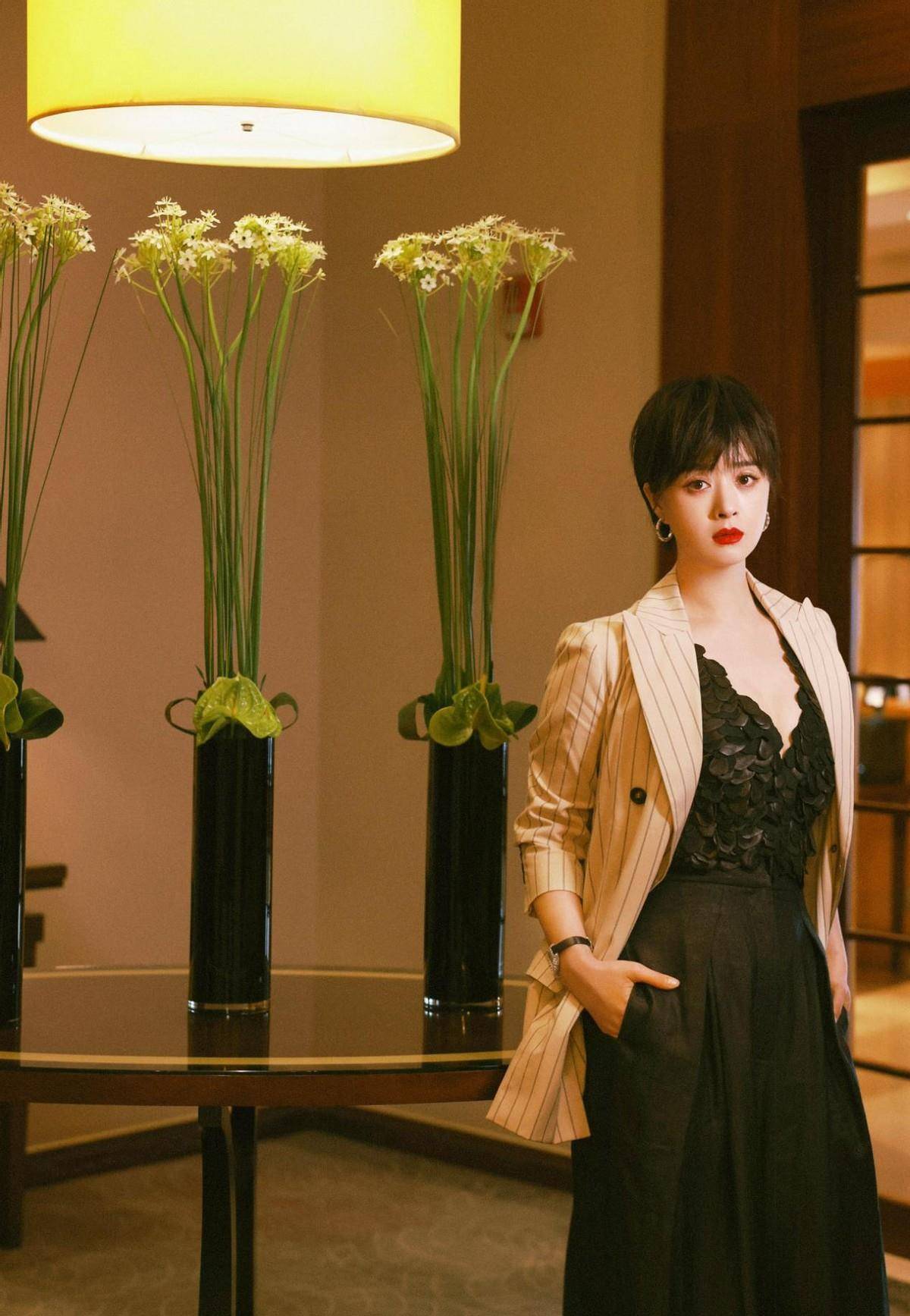 黑色 瘦下来的蒋欣真耐看，完全变成了“衣架子”，造型时髦又有女人味