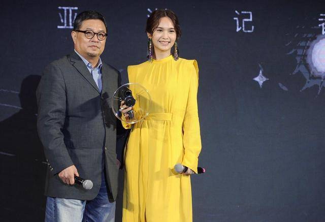 杨丞琳 杨丞琳美得耀眼，穿一袭黄色连衣裙皮肤白皙透亮，元气十足