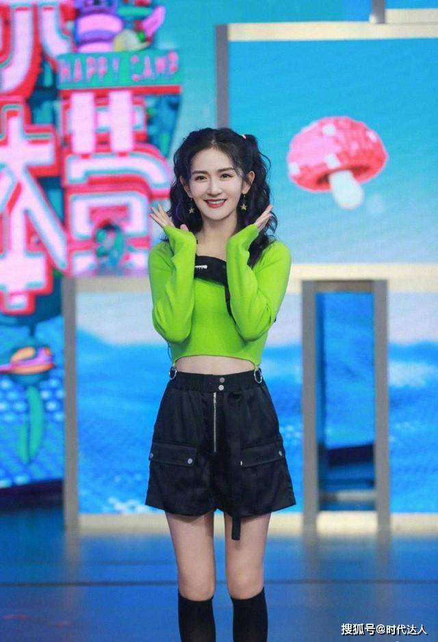 大腿 谢娜真是越来越美,穿绿色露脐装短裤秀少女腰,双马尾俏皮减龄