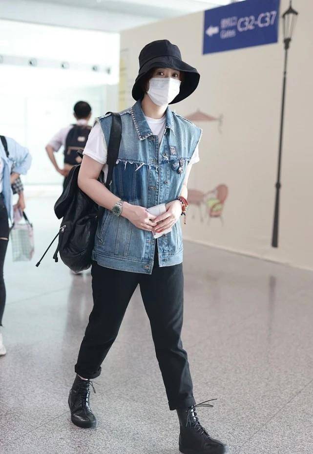 黑色 瘦下来的蒋欣真耐看，完全变成了“衣架子”，造型时髦又有女人味