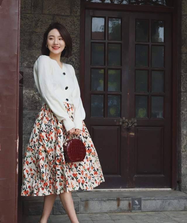 下半身 小个子女生秋冬如何穿出女人味？芥末黄打底衫搭配阔腿裤，超好看