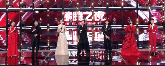 短裙 女星晚会 “杀”疯！皮衣烟熏妆，短裙险走光，66岁赵雅芝秀身材