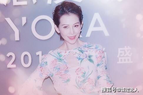 蔡少芬 蔡少芬终于惊艳一回，穿印花衬衫配半身裙减龄太多，短发A爆了