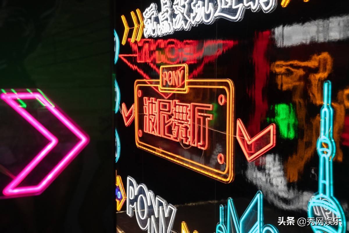 来福士 与PONY一起玩点没玩过的 品牌代言人白鹿现身上海助阵开业现场