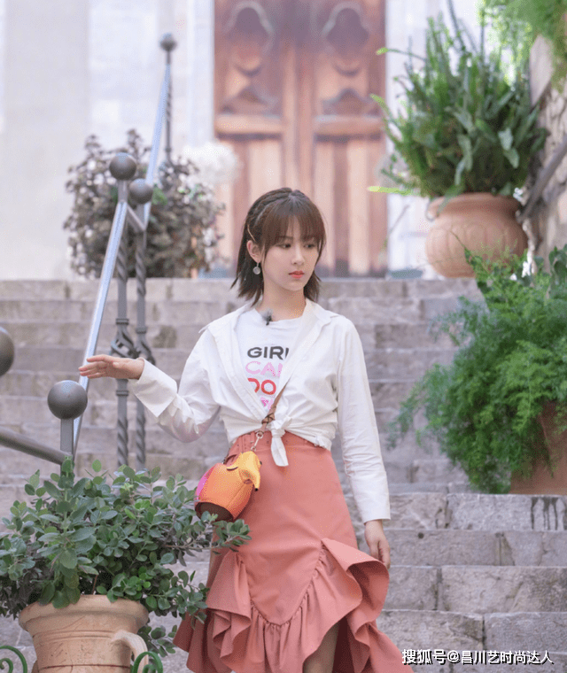 黑色 杨紫时尚感开挂了,剪掉牛仔短裙叠穿高腰半身裙,显瘦又时髦爆