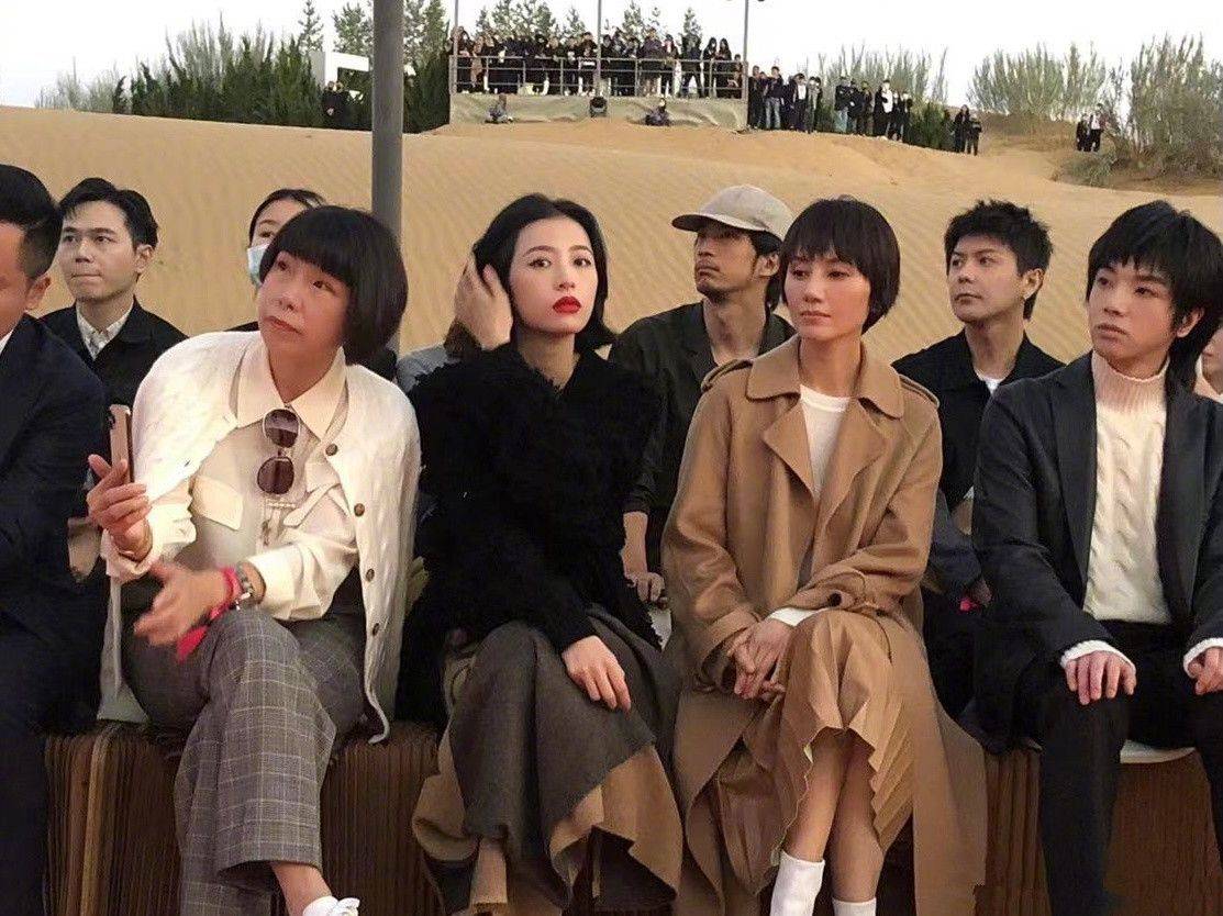 包装在片场拍到袁泉，不包装打光就是老阿姨，都是营销出来的气质！