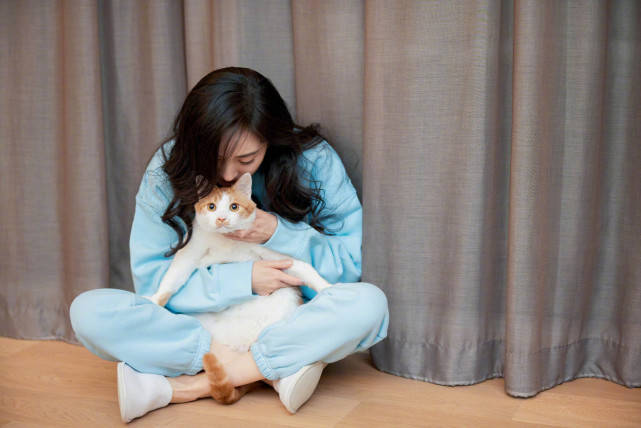 全黑 杨幂罕见晒家居私服！穿卫衣套装竟显高级感，涂烈焰红唇妩媚美艳