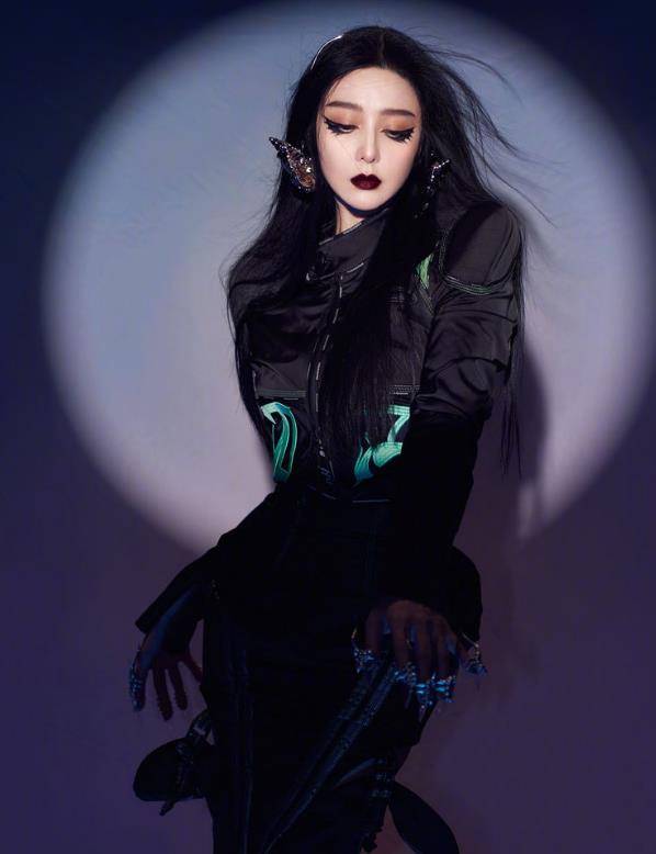 女王万圣节女星造型惊艳！毛晓彤魔女张嘉倪天使，赵雅芝化身霸气女王