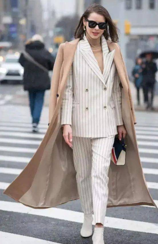 颜色 左小青也爱花丝巾，配驼色大衣优雅显贵，带9岁女儿走机场笑好甜