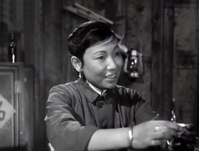 军衔|胡敏英:《英雄虎胆》里狡诈的女匪,少校军衔,晚年为何喝农药?