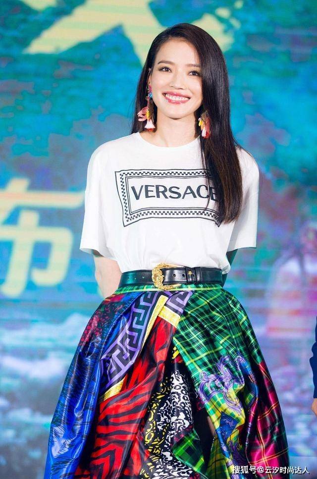 设计 舒淇才是真的“气质女神”，穿粉色工装连体裤又飒又美，哪像44岁