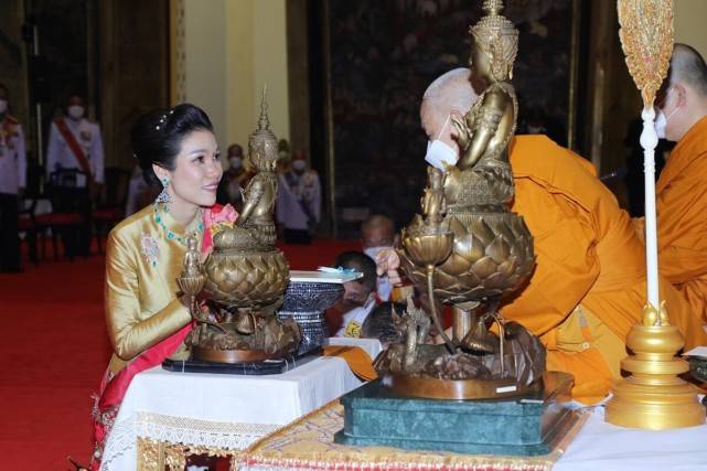 身材诗妮娜歪头卖萌摆pose！金衫配红裙轻松艳压苏提达，可惜脸垮得严重