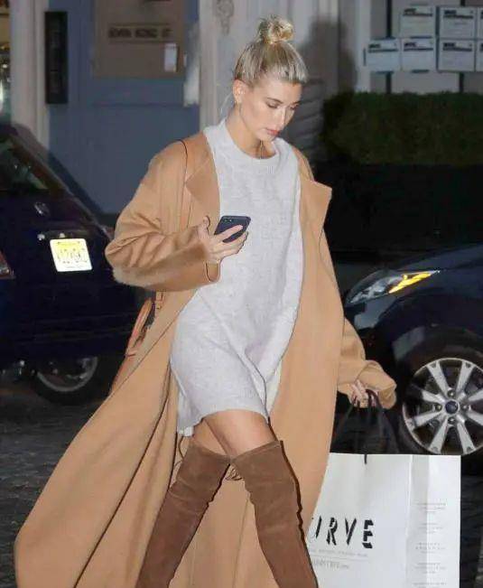 颜色 左小青也爱花丝巾，配驼色大衣优雅显贵，带9岁女儿走机场笑好甜