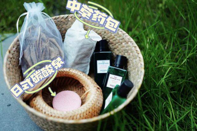 雪山脚下泡天然古海硫磺温泉冬日出游就来这里