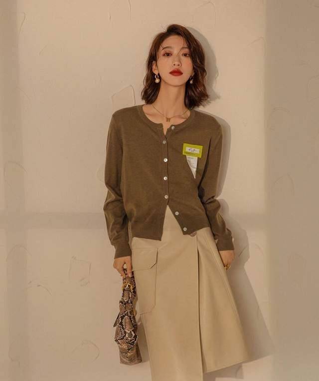 下半身 小个子女生秋冬如何穿出女人味？芥末黄打底衫搭配阔腿裤，超好看