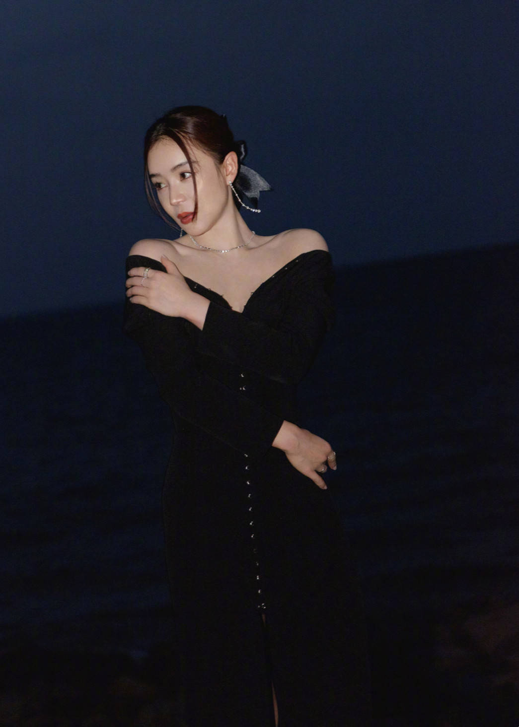 原创袁姗姗长裙深v写真这尺度也是放开了蝴蝶锁骨和马甲线太吸睛