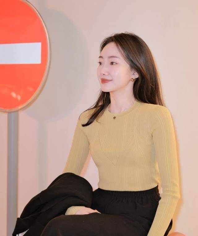 下半身 小个子女生秋冬如何穿出女人味？芥末黄打底衫搭配阔腿裤，超好看