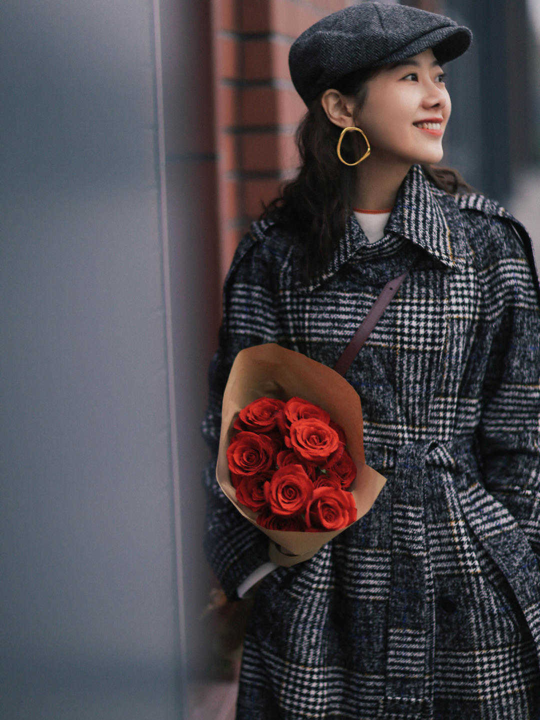 生活 秋冬季节“大衣”怎么穿？搭配针织衫和半身裙优雅大气，高级时髦