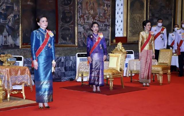 身材诗妮娜歪头卖萌摆pose！金衫配红裙轻松艳压苏提达，可惜脸垮得严重