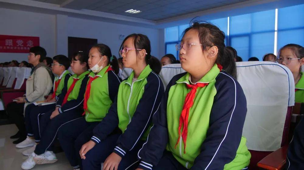 党史宣讲进校园|荣成市文明宣讲志愿服务团组织老党员走进好运角小学