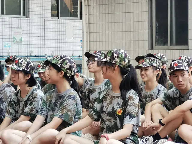 强国有我石门中学2024届高一年级军事训练