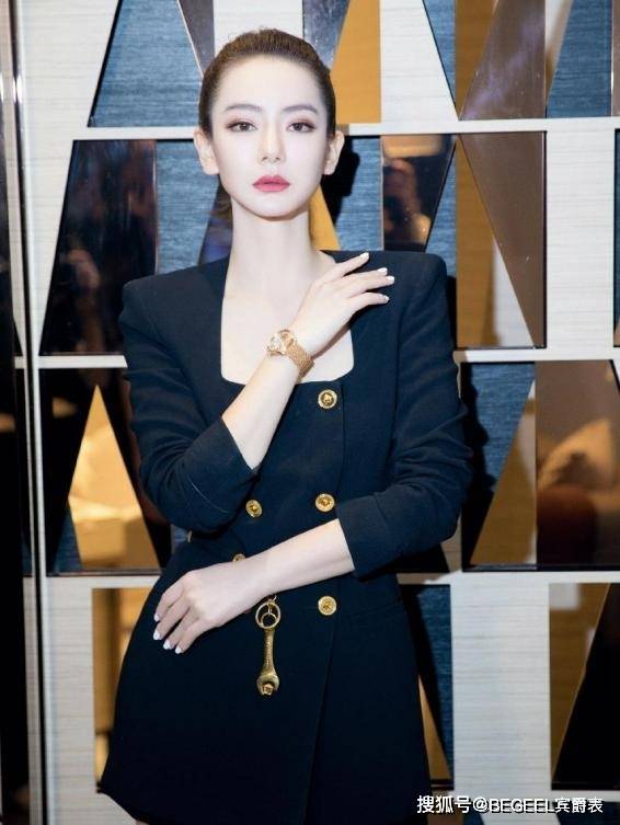 配饰 一身黑怎么穿更时髦?掌握这三个技巧,美得成熟又稳重