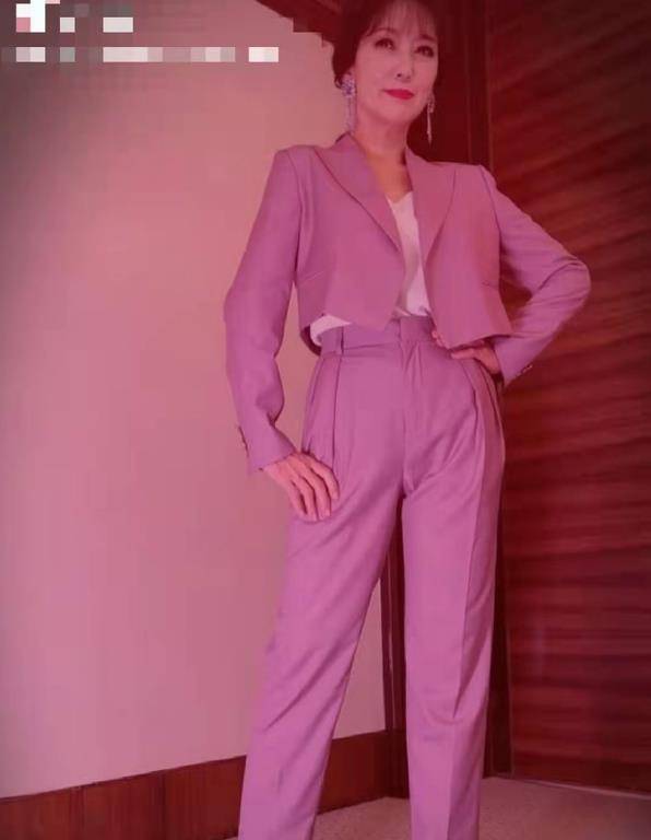 女王万圣节女星造型惊艳！毛晓彤魔女张嘉倪天使，赵雅芝化身霸气女王