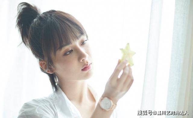 黑色 杨紫时尚感开挂了,剪掉牛仔短裙叠穿高腰半身裙,显瘦又时髦爆