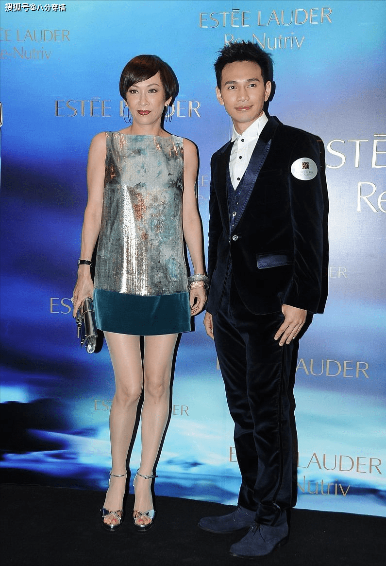 原创周润发前妻余安安果然有魅力年过60穿黑裙配丝袜意外高级洋气