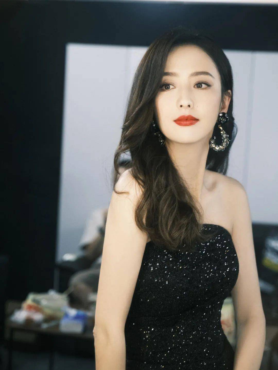 金发抄袭Lisa“太妹头”的佟丽娅一夜刷爆几亿播放量？内娱女爱豆都看跪了！