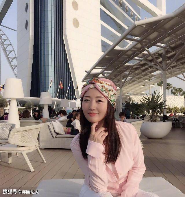 感觉 杨钰莹又到外国“扮嫩”，穿粉色衬衫配花头巾，48岁少女感好强