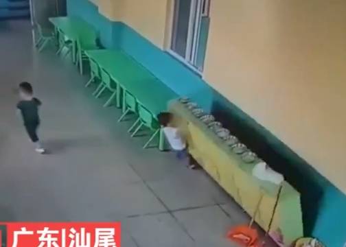 连路|孩子幼儿园被倒下的木柜砸中，园方负责人的谎言被揭穿