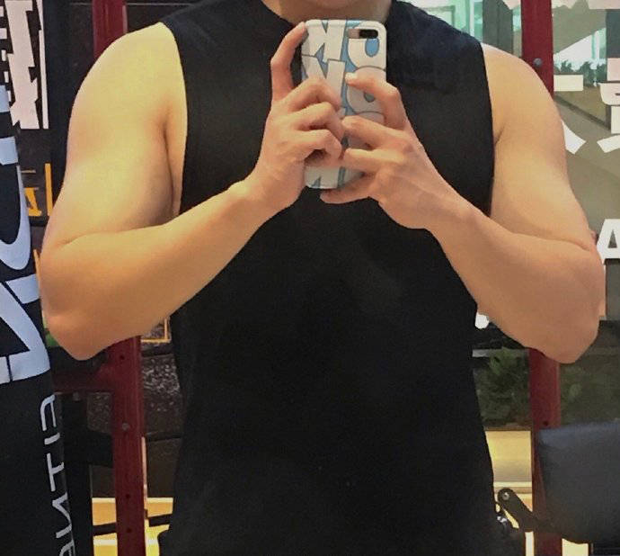 21岁深圳大男孩增肌效果不错体重已达78kg一身肉壮可爱迷人