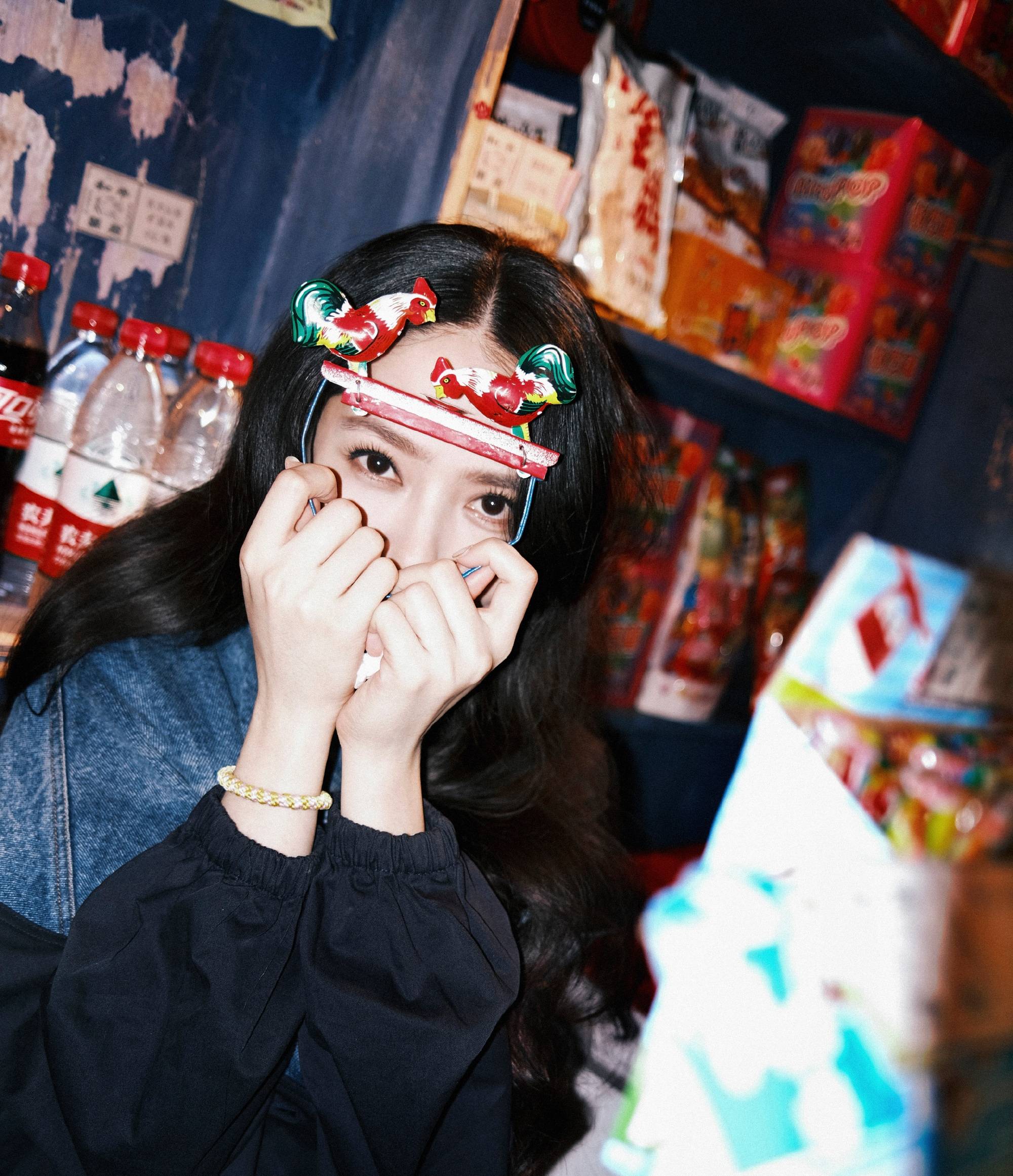 带着|郭碧婷带小奶黄玩旋转木马，向佐全程护在女儿身后，画面暖心有爱