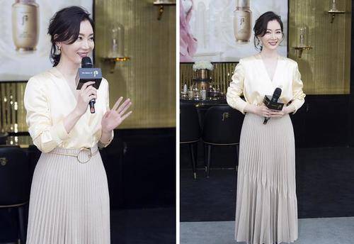 简风 中年女性能有多优雅，40+的陈数气质真好，身穿黑裙优雅大气