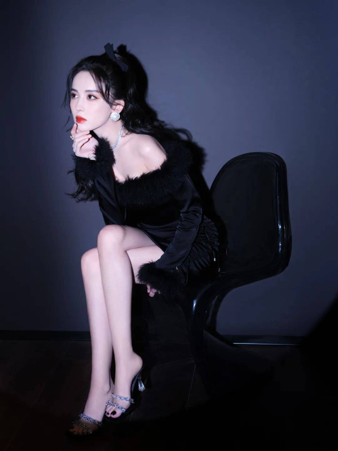 直播女星们近照比美：杨幂国风裙清新，赵丽颖秀细腰，热巴建模脸精致