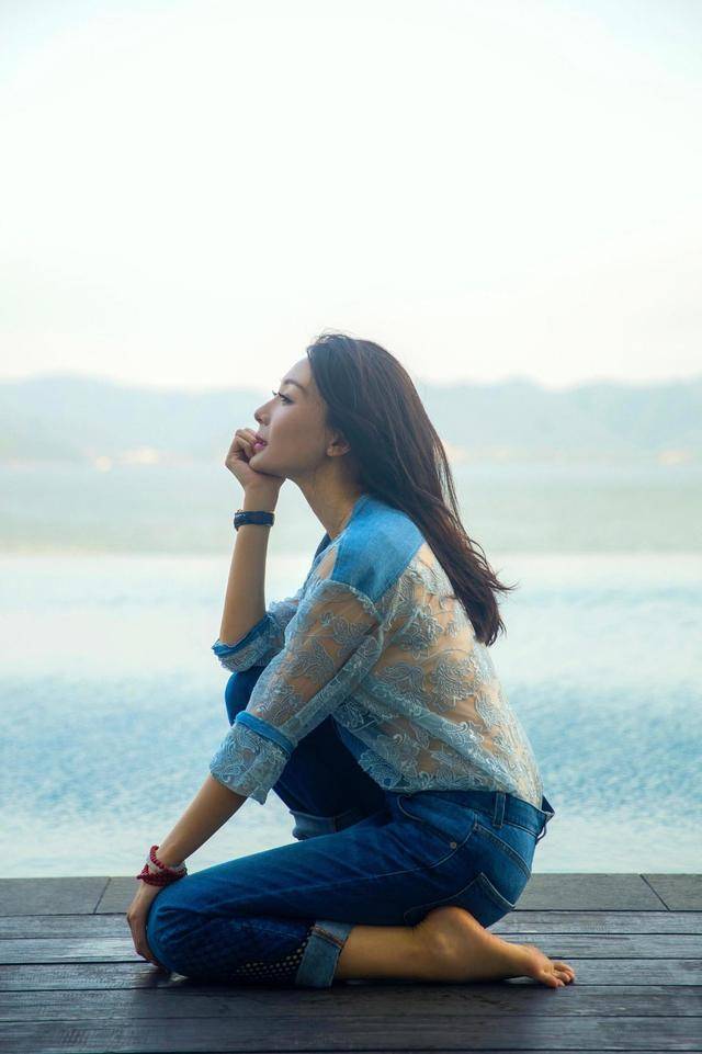 面料 43岁陈数一点不显老！蓝色衬衫搭配牛仔裤知性干练，性感优雅