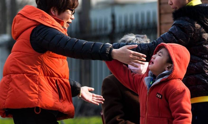 小家伙|同样初次上幼儿园，为啥别人家宝宝不哭闹，自家宝宝却哭闹不已呢