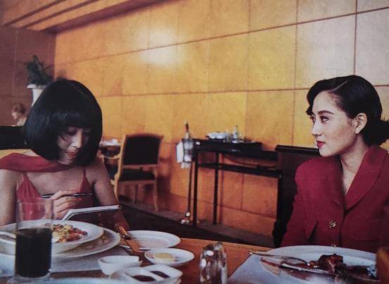 服装 92年的利智可真美,穿搭淑女还温柔,怪不得能迷住李连杰