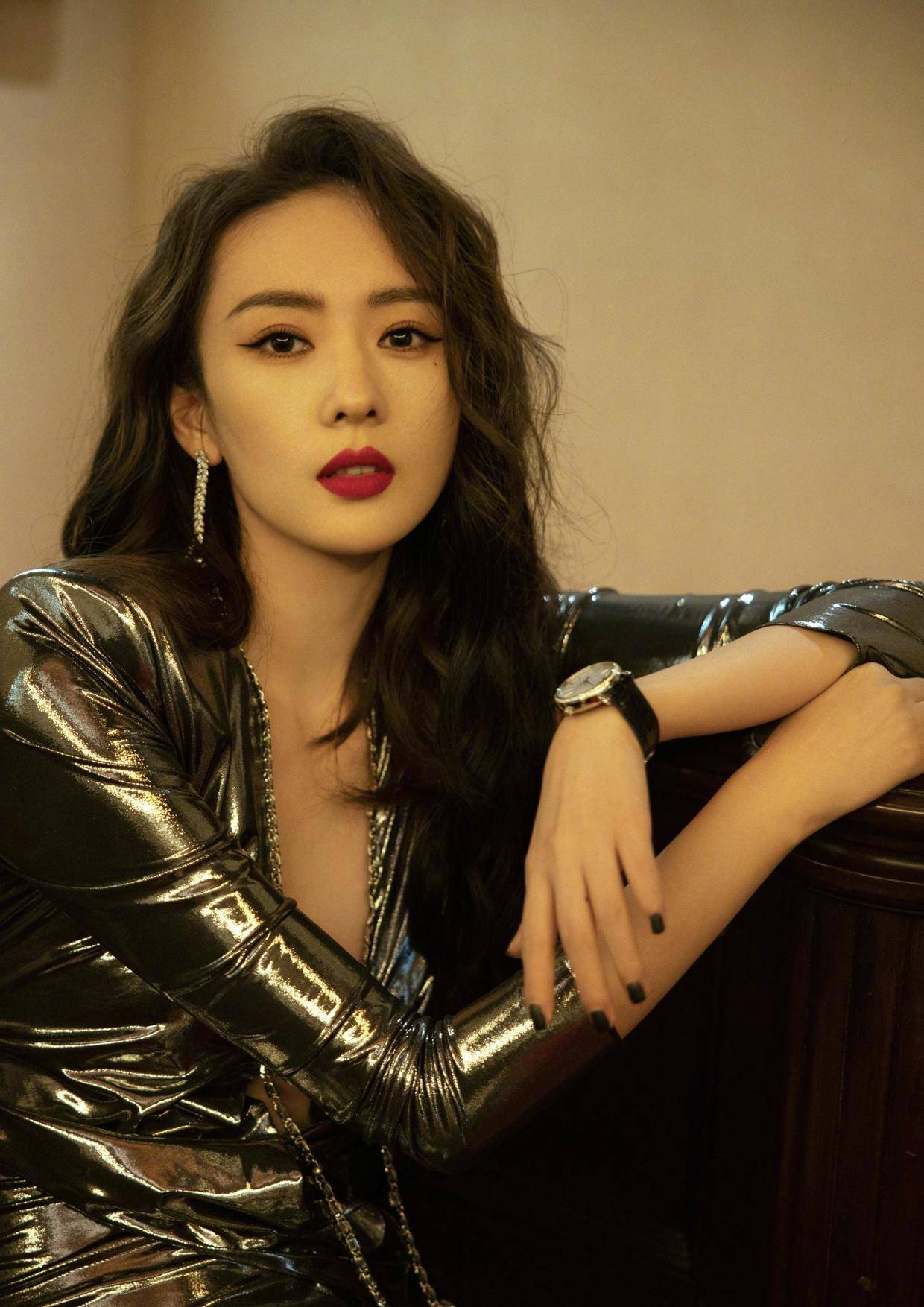 童瑶称 童瑶称自己是“行走的锡纸”，果真一看，这高开叉锡纸礼服美翻了