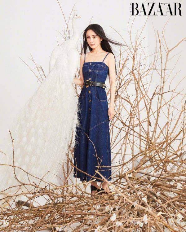 身形杨幂又对“黑透丝”下手了，不仅超显腿长，而且还似梦幻少女