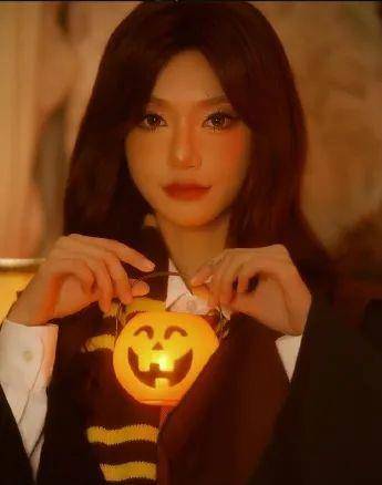 JisooJisoo克隆Lisa，Hailey复刻小甜甜，明星们的万圣节太会玩了