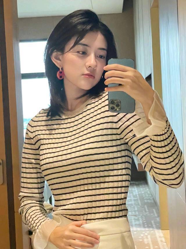 身材 梁洁的脸太可爱了，穿娃娃领毛衣超级甜美，脸颊肉肉惹人爱