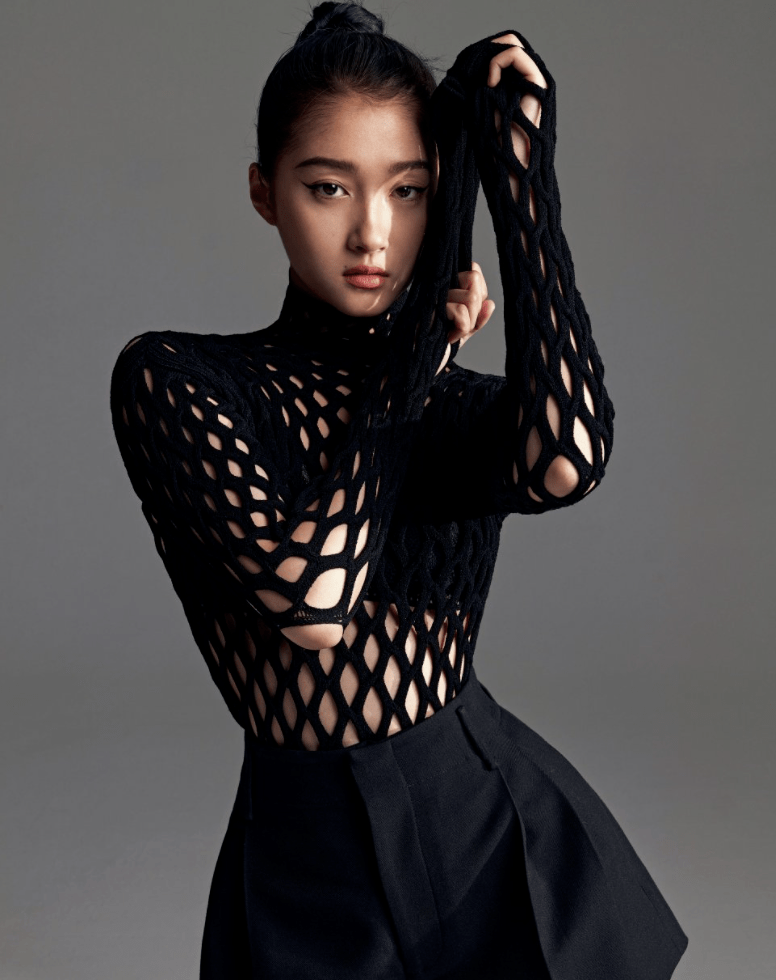 黑色关晓彤和娜扎同框，小5岁却被吊打，这些年她被造型师害苦了！