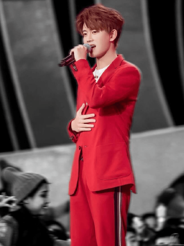 上台唱歌前,任嘉伦也不忘捕捉一个帅气的瞬间.