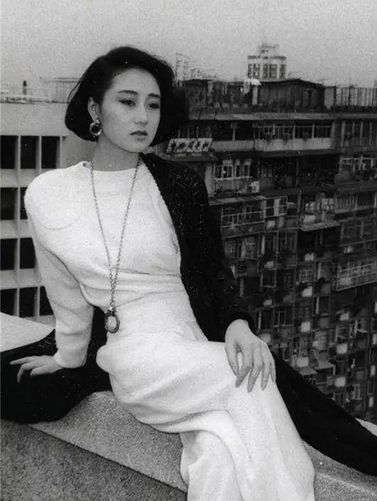 服装 92年的利智可真美,穿搭淑女还温柔,怪不得能迷住李连杰