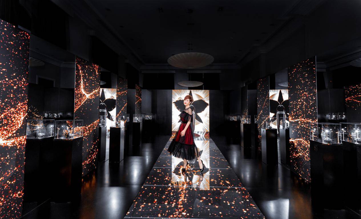 杨千嬅 陈法蓉携闺蜜看电影！大冷天穿百褶裙配长靴，总算没浪费这好身材