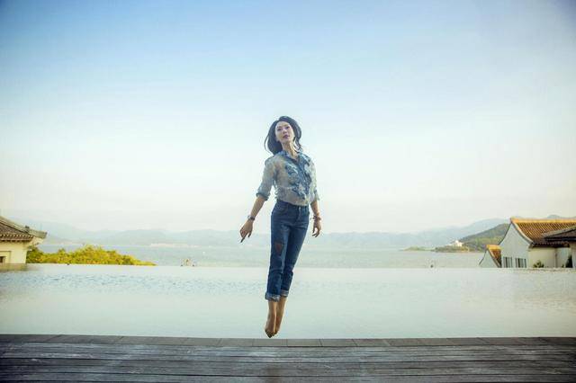 面料 43岁陈数一点不显老！蓝色衬衫搭配牛仔裤知性干练，性感优雅