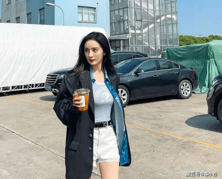 好身材 杨幂真会穿，普通的白色套装也能秀出好身材，彰显飒爽干练之美