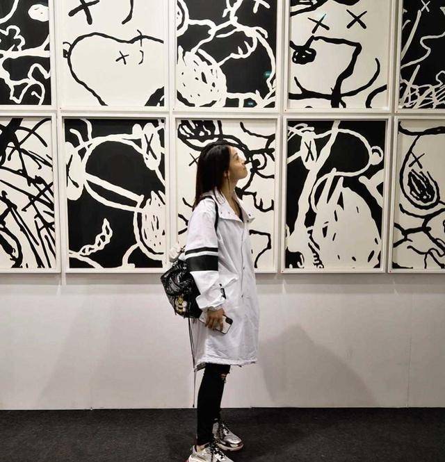 笑容 黄心颖高调复工！身穿白色连衣裙性感别致，笑容甜美心情大好